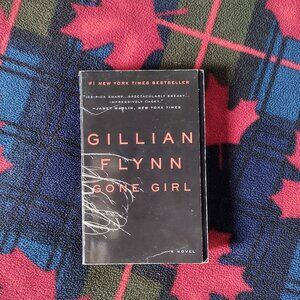📚 3/$15 or 5/$20 📚 Novel - Gone Girl